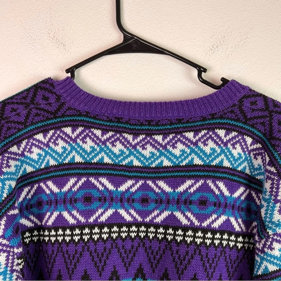 Vintage Sweater Geometric Print V Neck Size Medium Studio HQ Purple Blue White - Picture 7 of 10